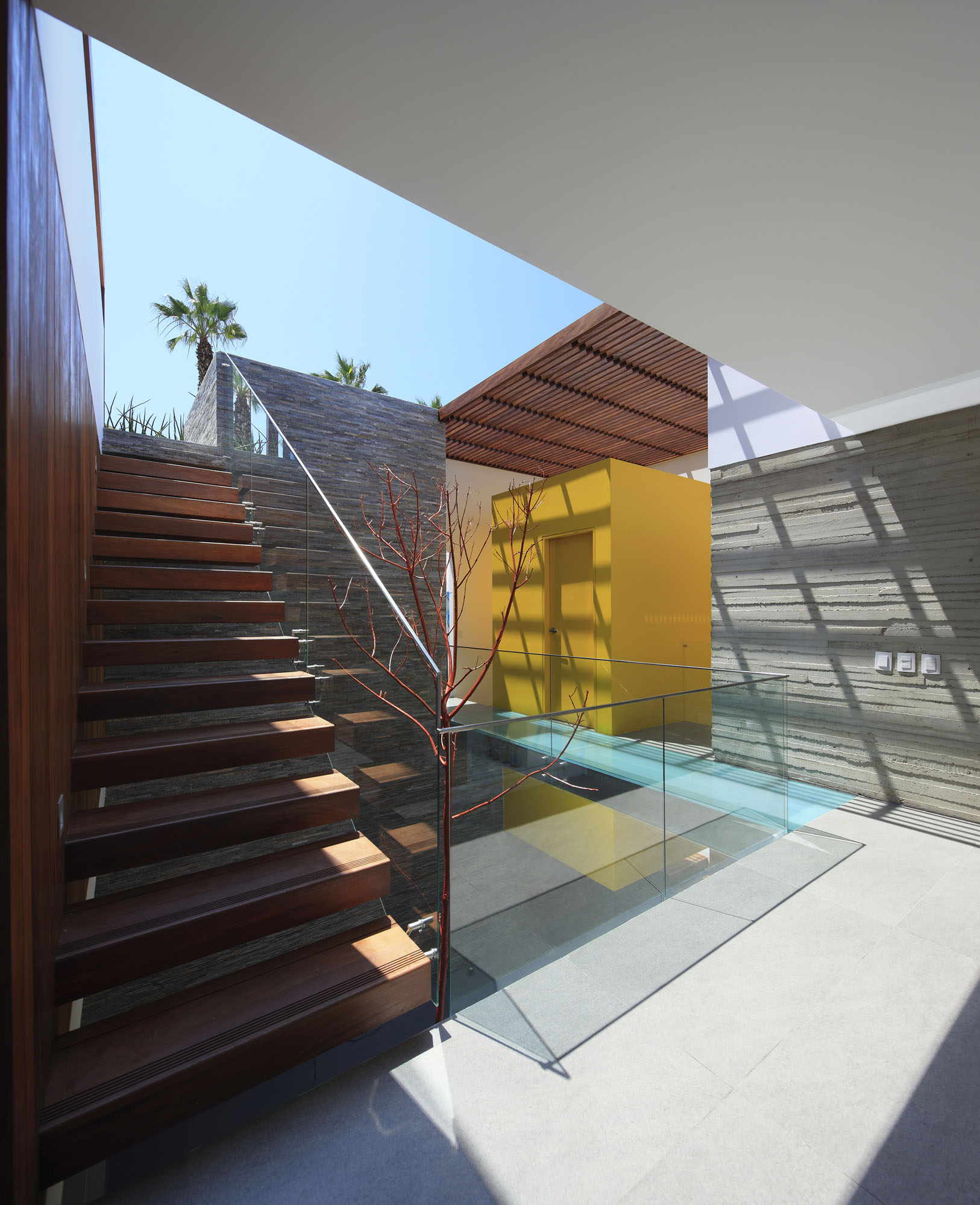 A Warm and Contemporary Cube-Shaped House Over the Surrounding Greenery in Cañete, Peru by Martín Dulanto Architect (15)