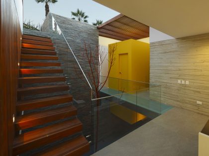 A Warm and Contemporary Cube-Shaped House Over the Surrounding Greenery in Cañete, Peru by Martín Dulanto Architect (16)