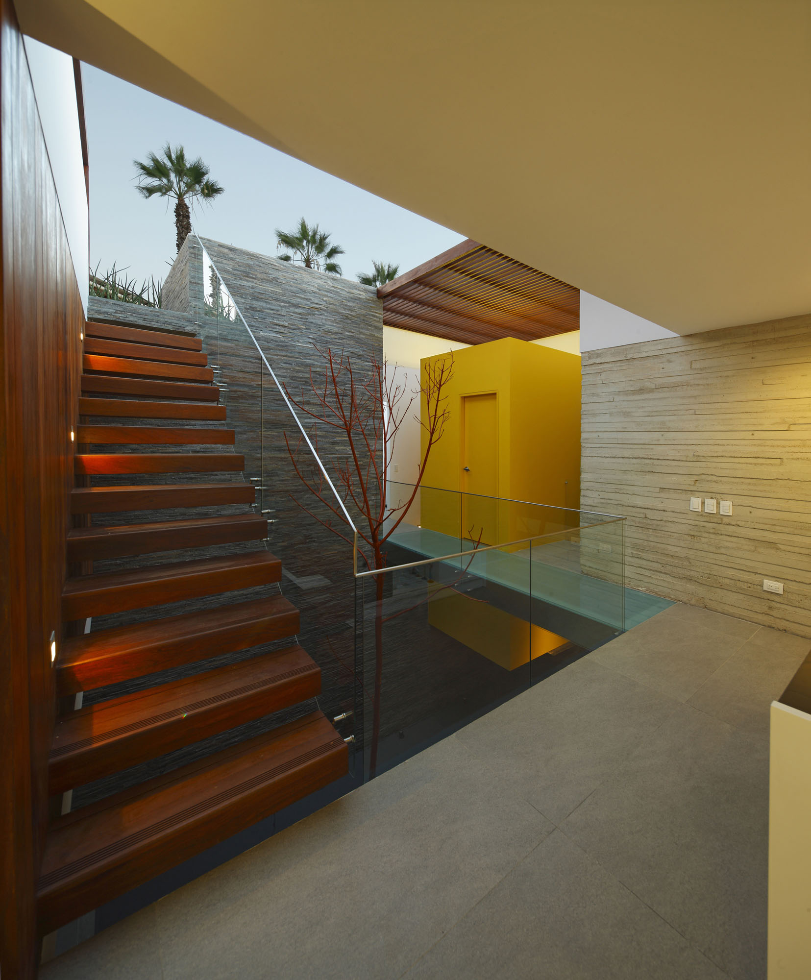 A Warm and Contemporary Cube-Shaped House Over the Surrounding Greenery in Cañete, Peru by Martín Dulanto Architect (16)