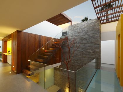 A Warm and Contemporary Cube-Shaped House Over the Surrounding Greenery in Cañete, Peru by Martín Dulanto Architect (17)