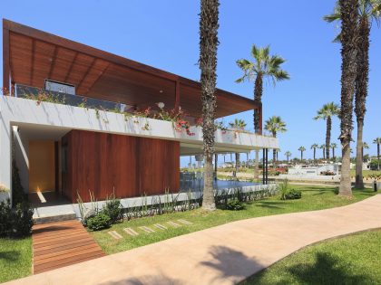 A Warm and Contemporary Cube-Shaped House Over the Surrounding Greenery in Cañete, Peru by Martín Dulanto Architect (2)