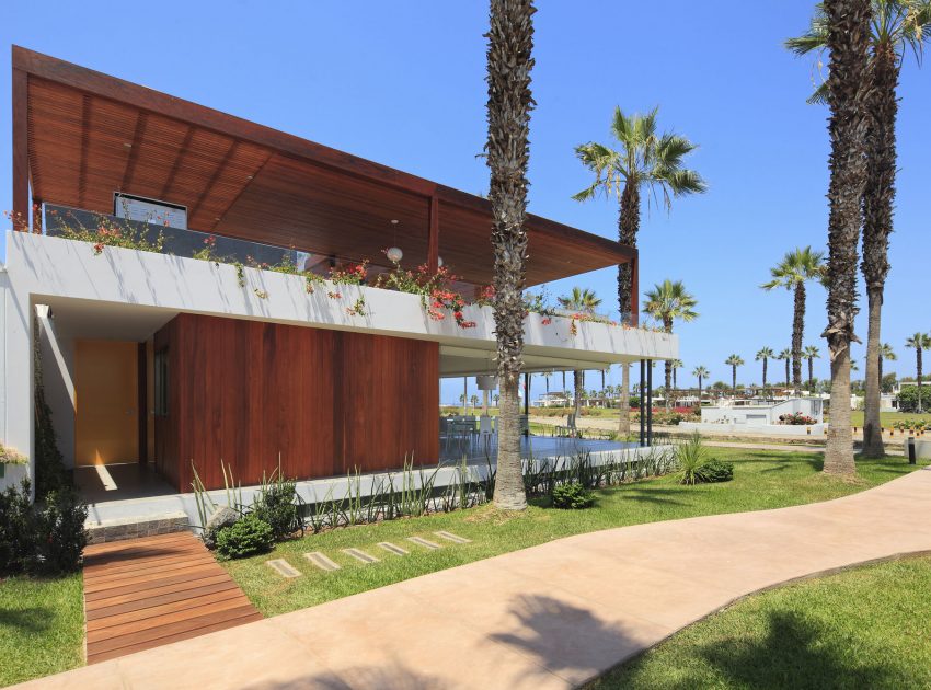 A Warm and Contemporary Cube-Shaped House Over the Surrounding Greenery in Cañete, Peru by Martín Dulanto Architect (2)