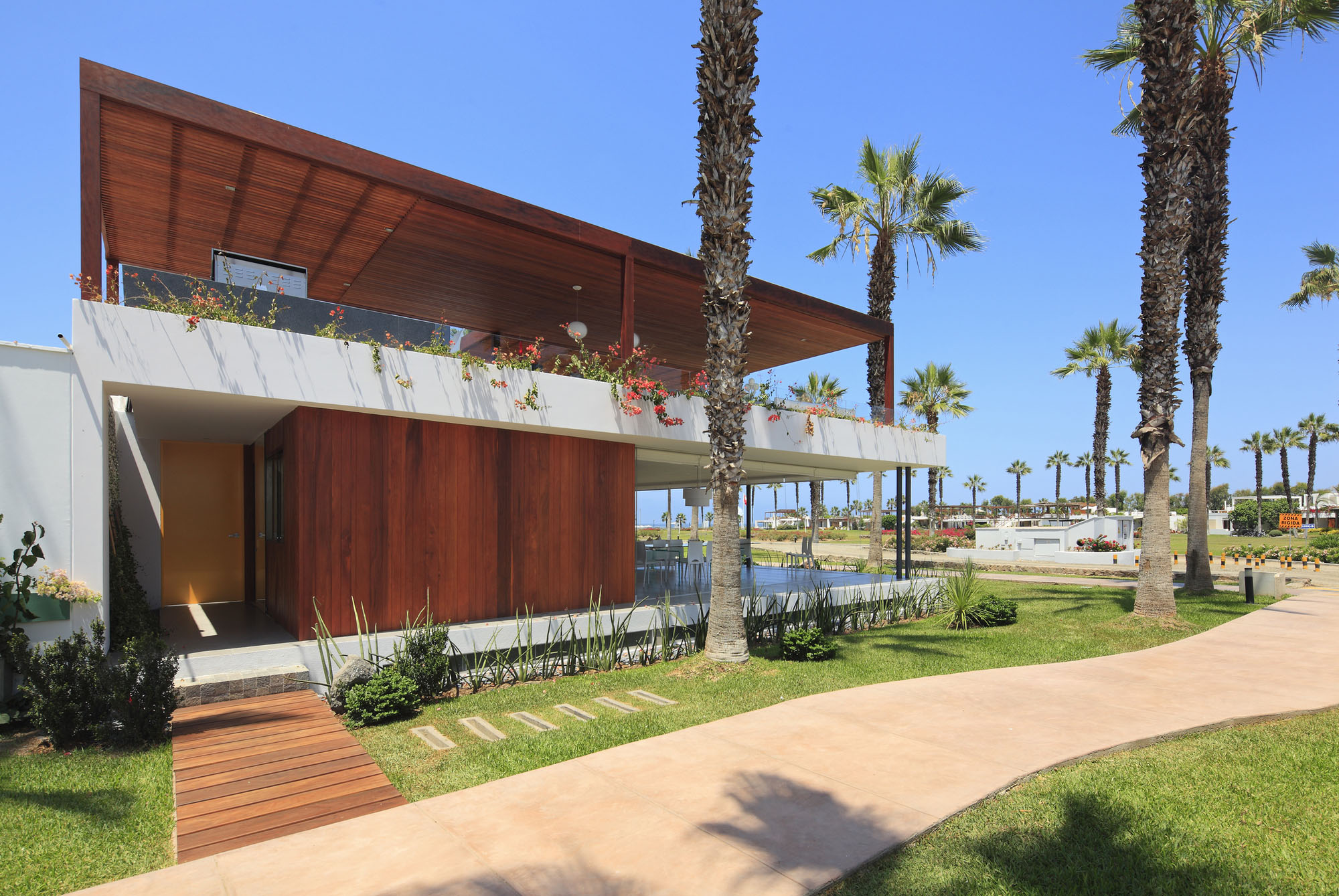A Warm and Contemporary Cube-Shaped House Over the Surrounding Greenery in Cañete, Peru by Martín Dulanto Architect (2)
