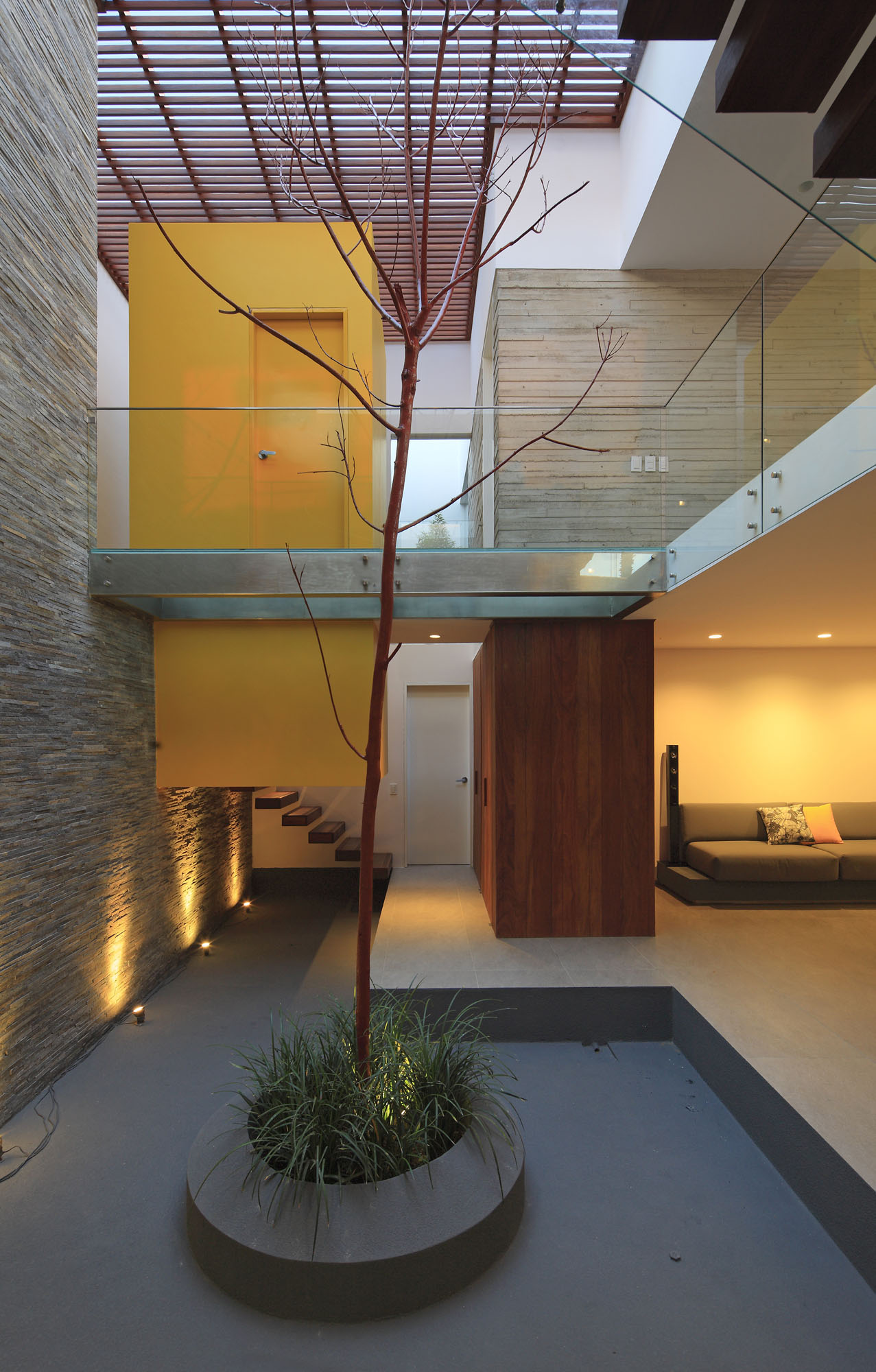 A Warm and Contemporary Cube-Shaped House Over the Surrounding Greenery in Cañete, Peru by Martín Dulanto Architect (20)