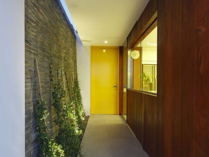 A Warm and Contemporary Cube-Shaped House Over the Surrounding Greenery in Cañete, Peru by Martín Dulanto Architect (21)