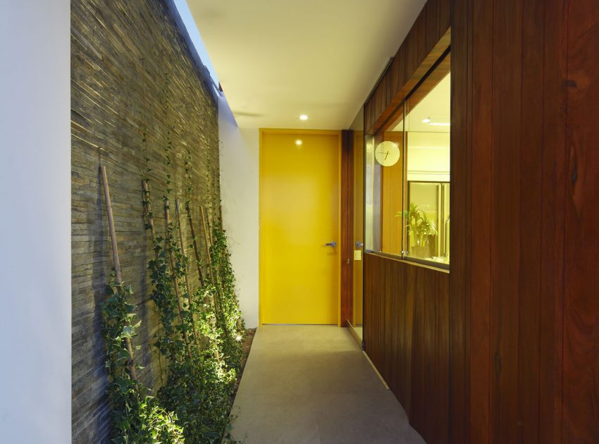 A Warm and Contemporary Cube-Shaped House Over the Surrounding Greenery in Cañete, Peru by Martín Dulanto Architect (21)