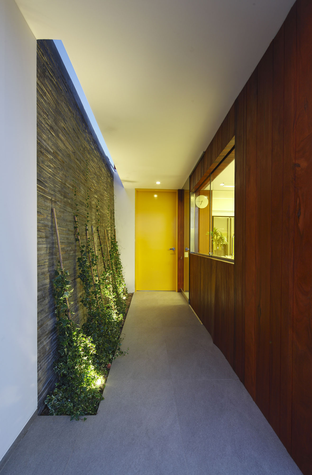 A Warm and Contemporary Cube-Shaped House Over the Surrounding Greenery in Cañete, Peru by Martín Dulanto Architect (21)