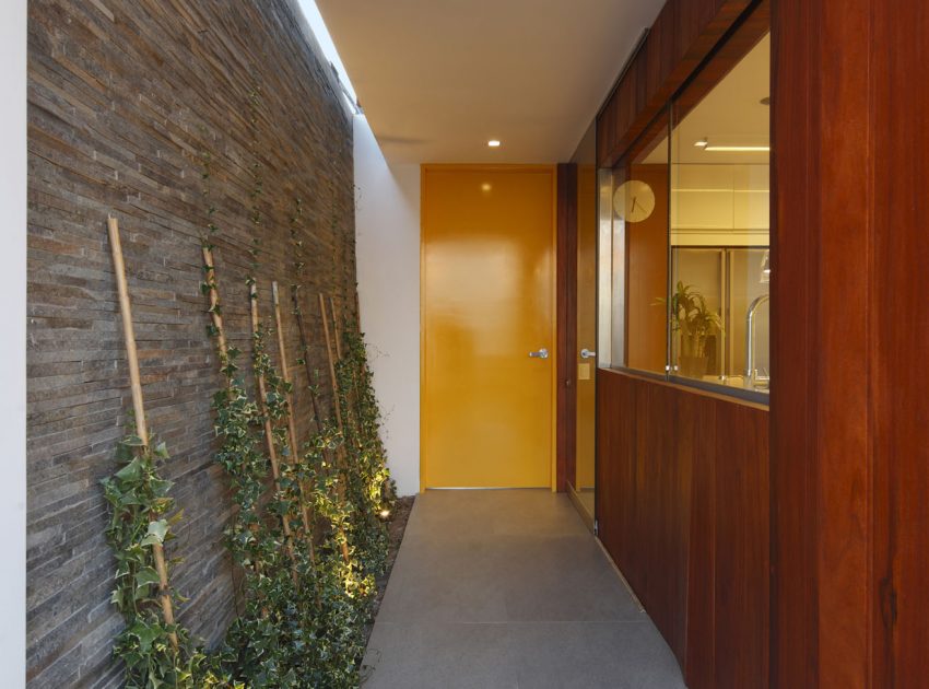 A Warm and Contemporary Cube-Shaped House Over the Surrounding Greenery in Cañete, Peru by Martín Dulanto Architect (22)