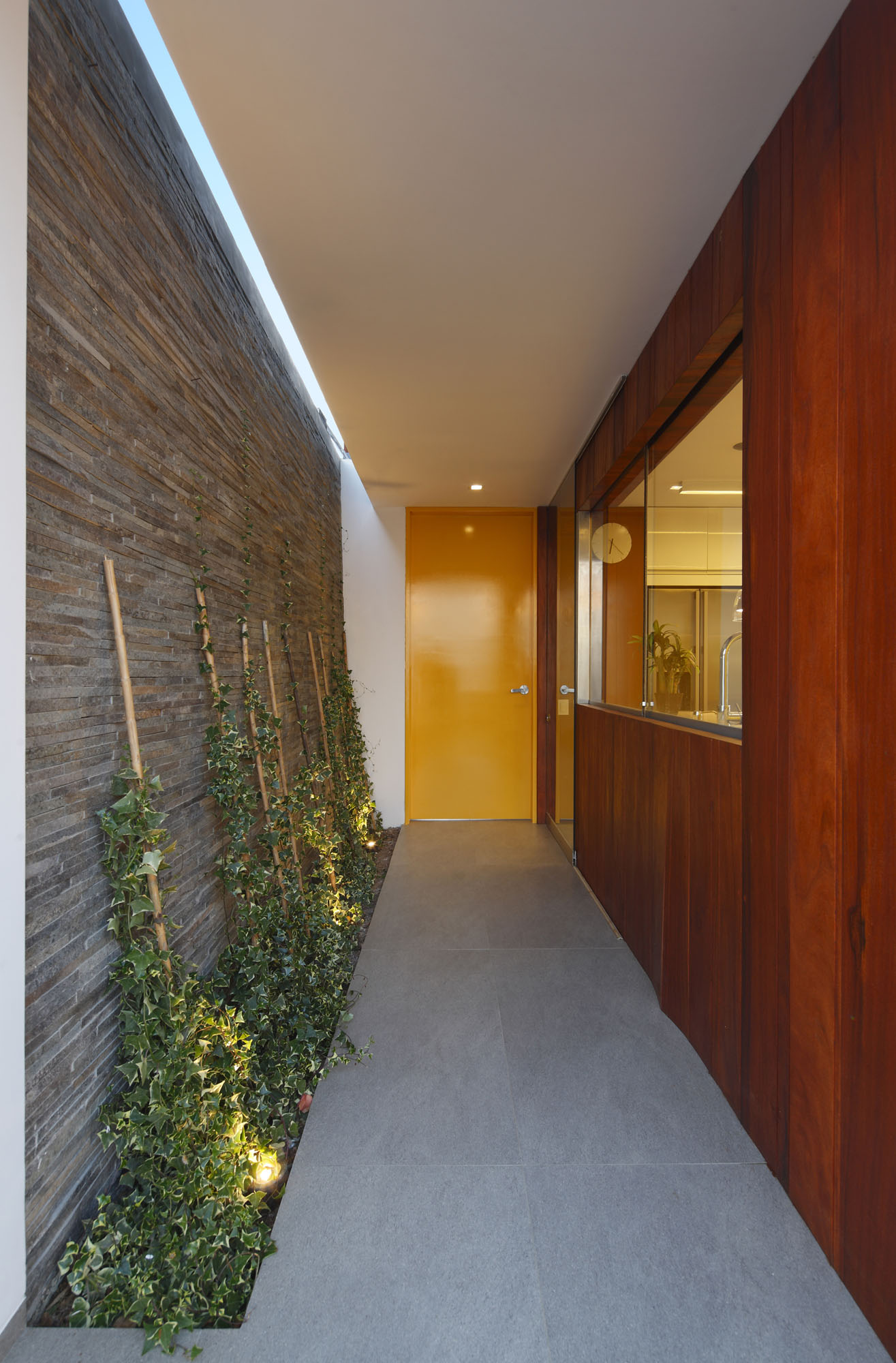 A Warm and Contemporary Cube-Shaped House Over the Surrounding Greenery in Cañete, Peru by Martín Dulanto Architect (22)
