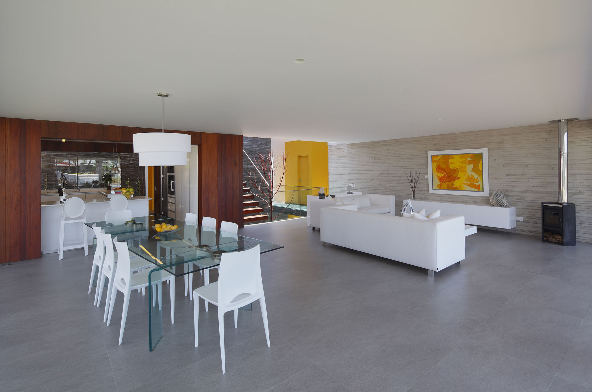 A Warm and Contemporary Cube-Shaped House Over the Surrounding Greenery in Cañete, Peru by Martín Dulanto Architect (24)