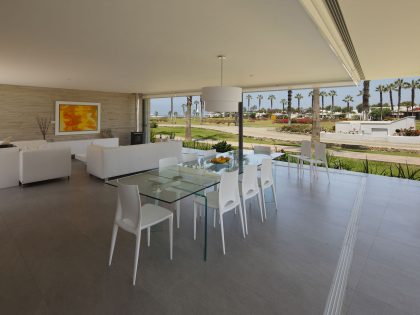 A Warm and Contemporary Cube-Shaped House Over the Surrounding Greenery in Cañete, Peru by Martín Dulanto Architect (25)