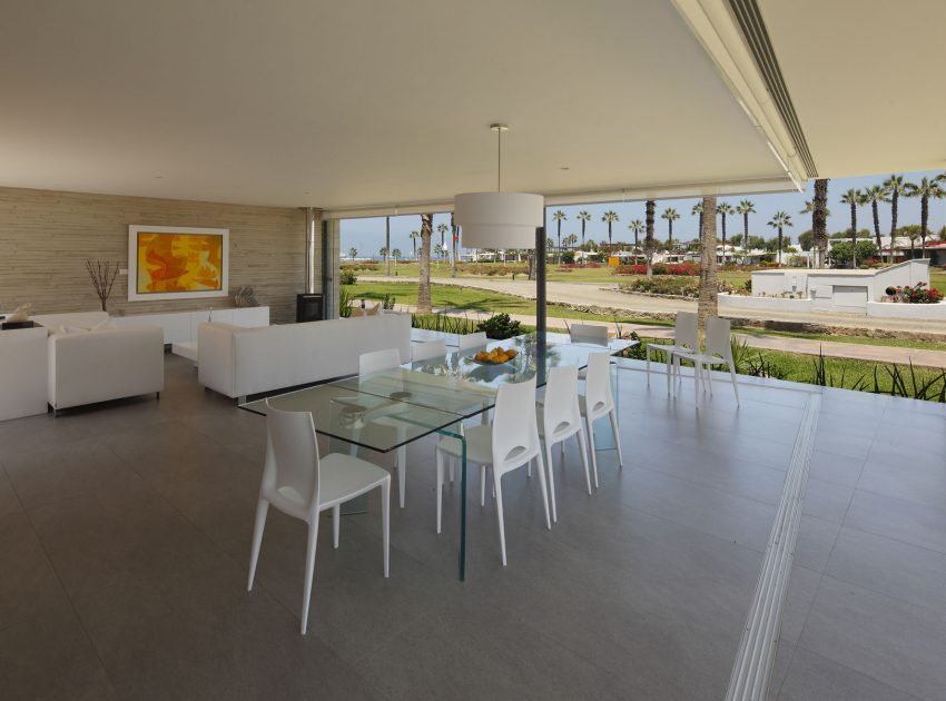 A Warm and Contemporary Cube-Shaped House Over the Surrounding Greenery in Cañete, Peru by Martín Dulanto Architect (25)