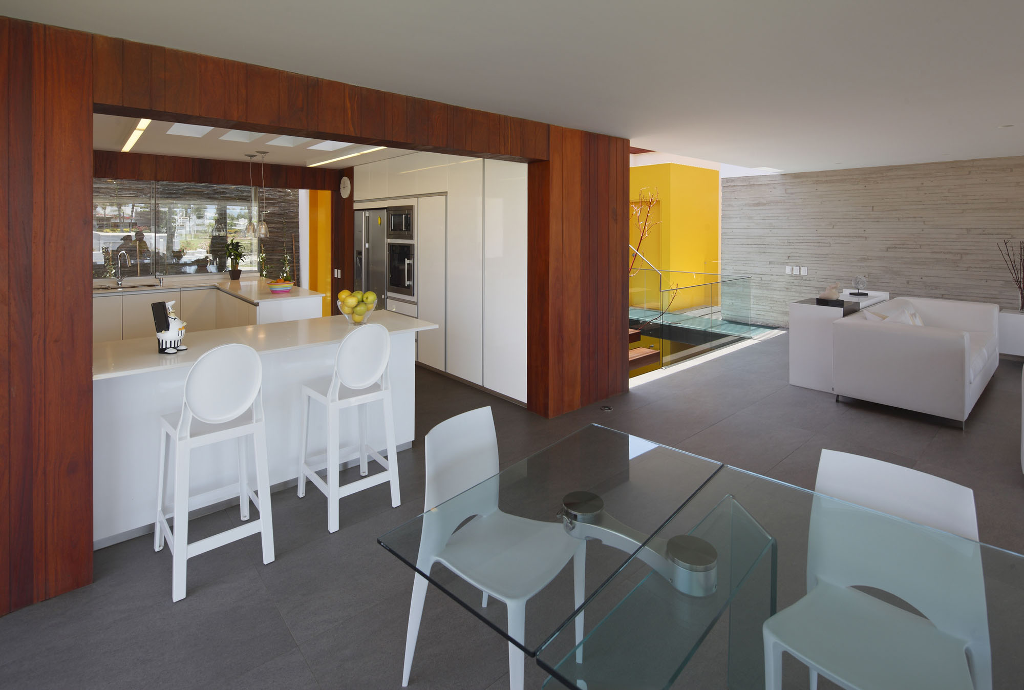 A Warm and Contemporary Cube-Shaped House Over the Surrounding Greenery in Cañete, Peru by Martín Dulanto Architect (26)