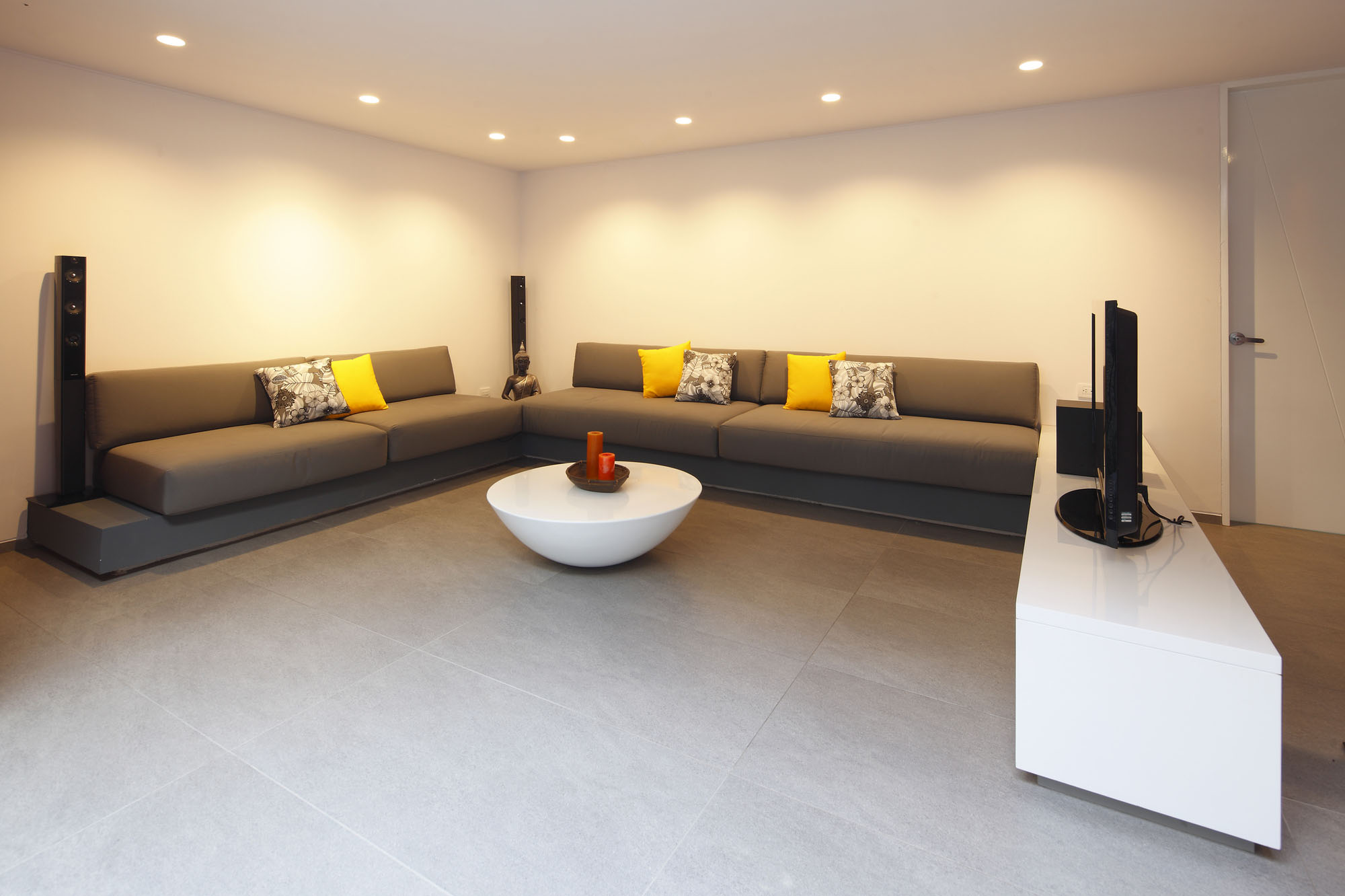 A Warm and Contemporary Cube-Shaped House Over the Surrounding Greenery in Cañete, Peru by Martín Dulanto Architect (28)