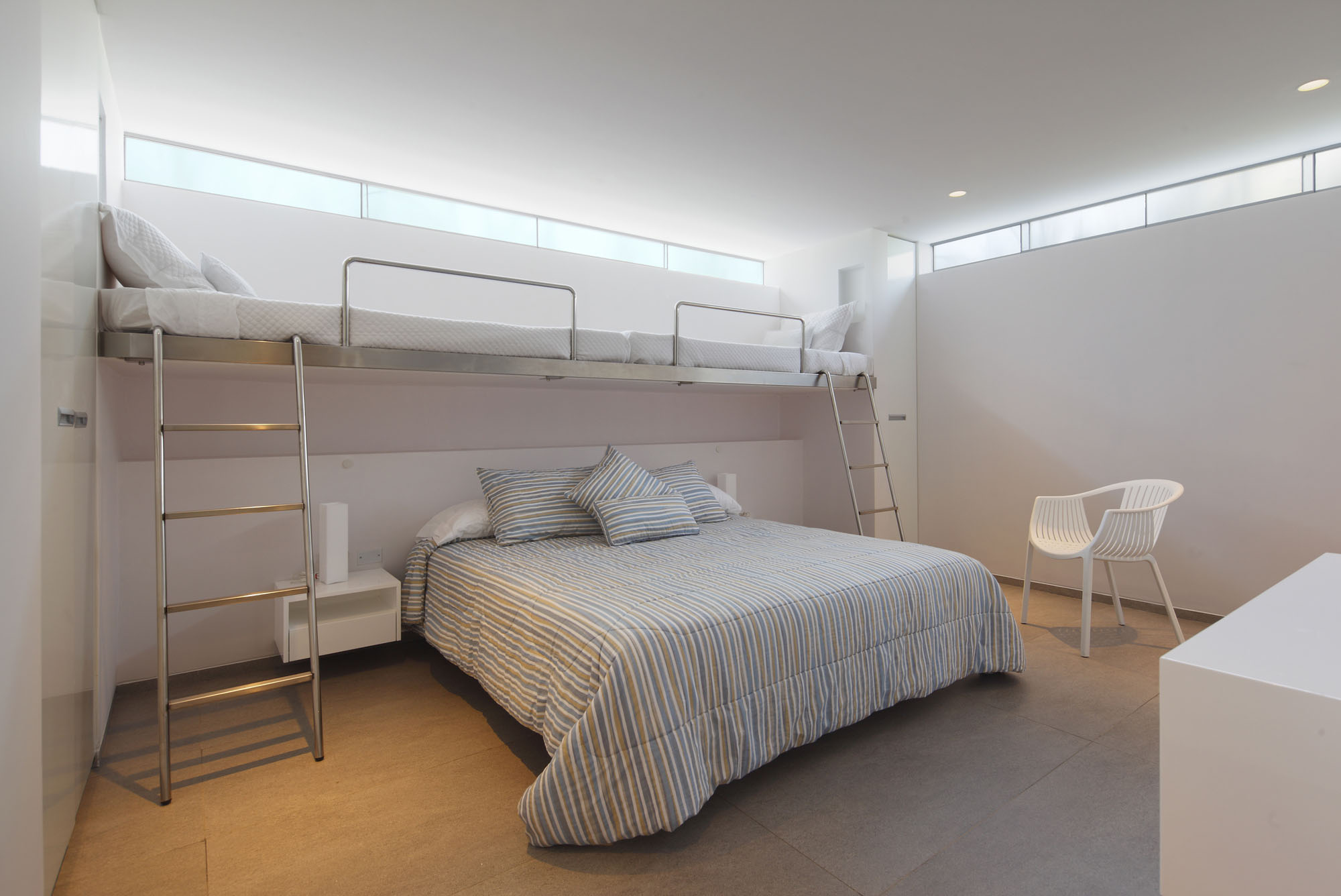 A Warm and Contemporary Cube-Shaped House Over the Surrounding Greenery in Cañete, Peru by Martín Dulanto Architect (29)