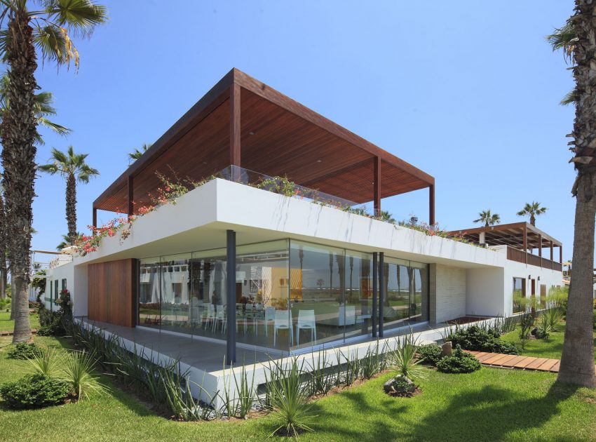 A Warm and Contemporary Cube-Shaped House Over the Surrounding Greenery in Cañete, Peru by Martín Dulanto Architect (3)