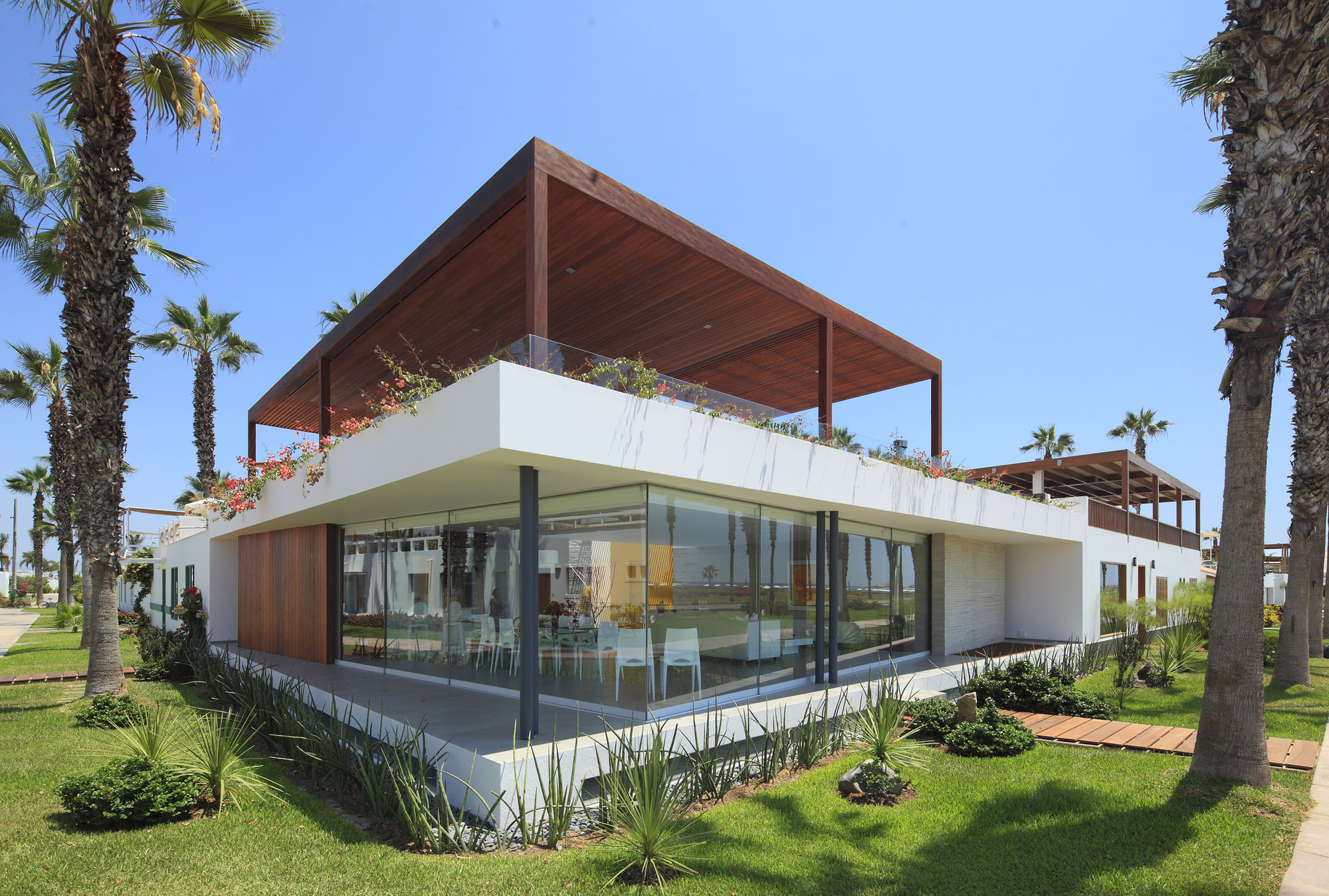 A Warm and Contemporary Cube-Shaped House Over the Surrounding Greenery in Cañete, Peru by Martín Dulanto Architect (3)