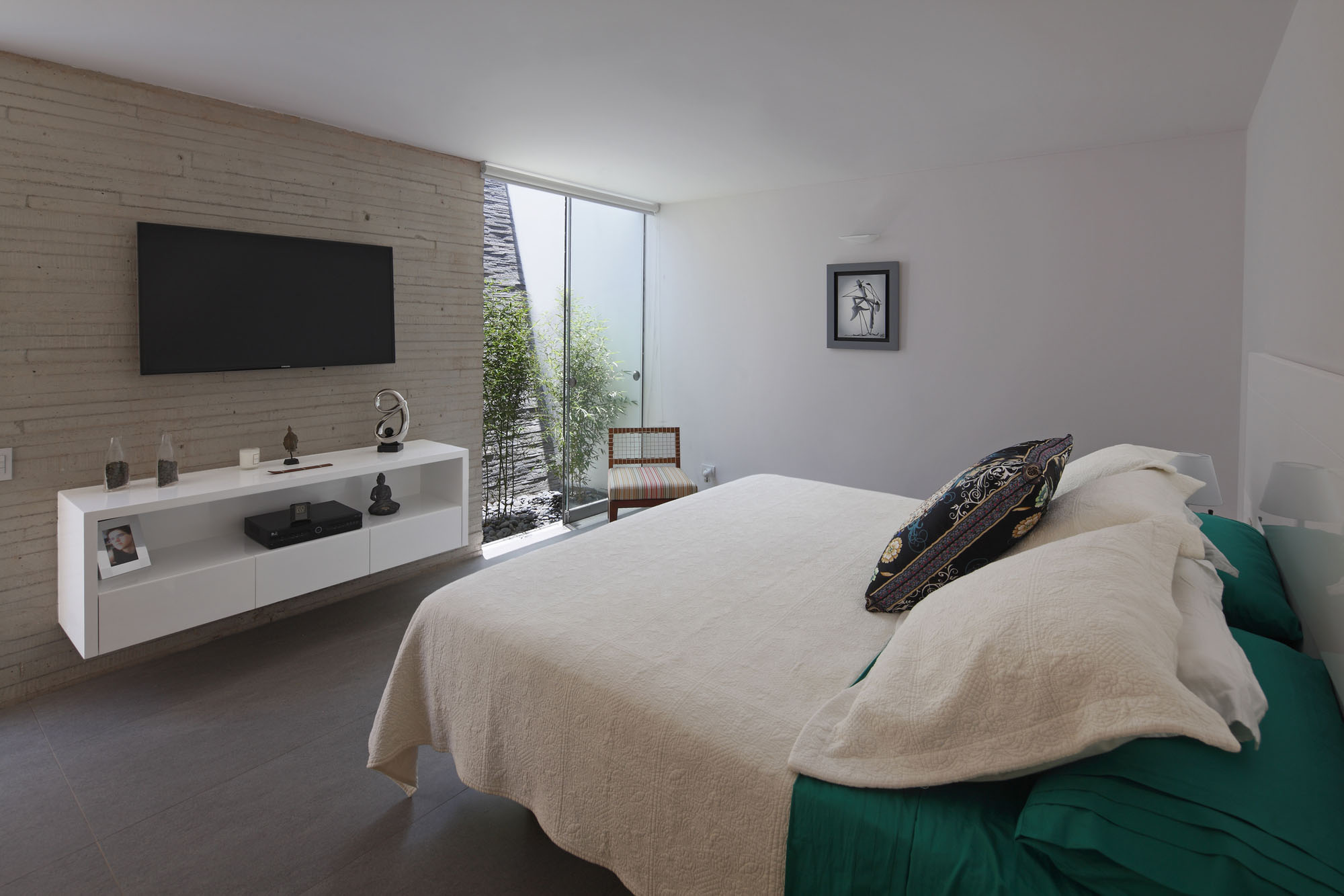 A Warm and Contemporary Cube-Shaped House Over the Surrounding Greenery in Cañete, Peru by Martín Dulanto Architect (30)