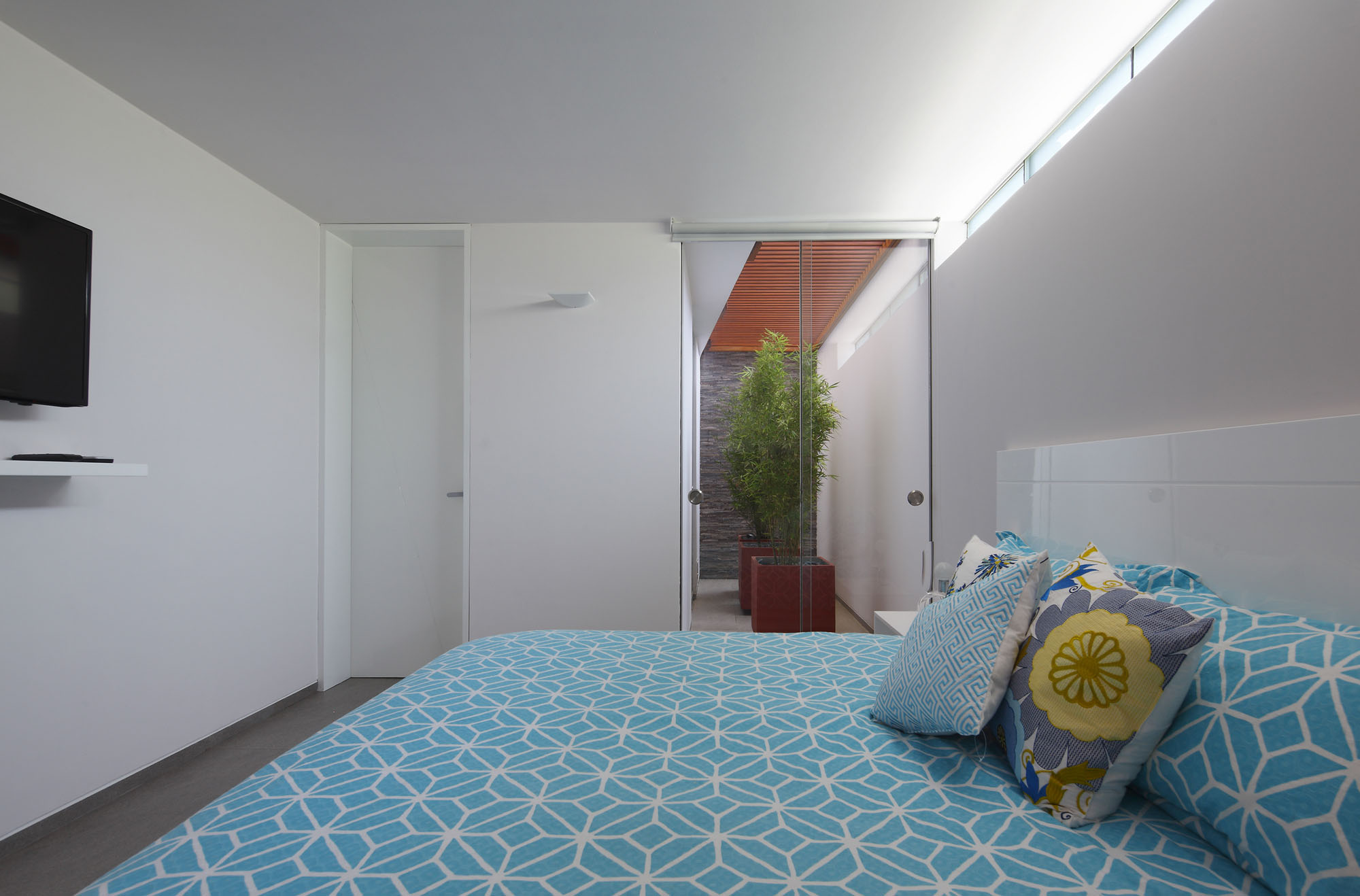 A Warm and Contemporary Cube-Shaped House Over the Surrounding Greenery in Cañete, Peru by Martín Dulanto Architect (31)