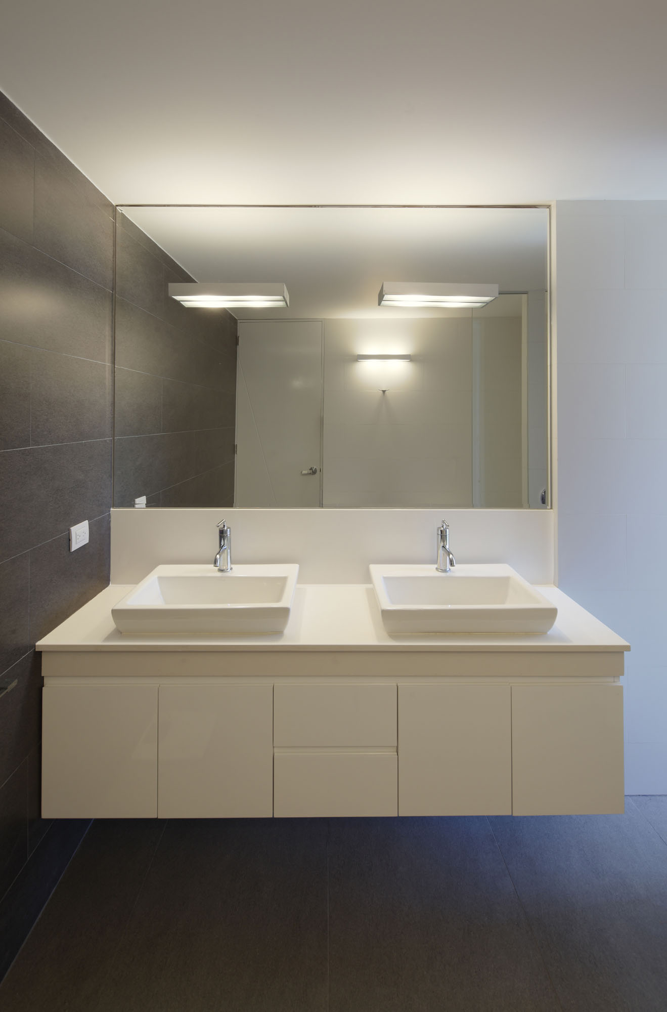 A Warm and Contemporary Cube-Shaped House Over the Surrounding Greenery in Cañete, Peru by Martín Dulanto Architect (32)