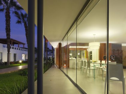 A Warm and Contemporary Cube-Shaped House Over the Surrounding Greenery in Cañete, Peru by Martín Dulanto Architect (35)