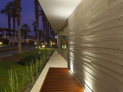 A Warm and Contemporary Cube-Shaped House Over the Surrounding Greenery in Cañete, Peru by Martín Dulanto Architect (36)