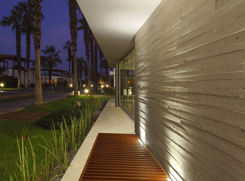 A Warm and Contemporary Cube-Shaped House Over the Surrounding Greenery in Cañete, Peru by Martín Dulanto Architect (36)