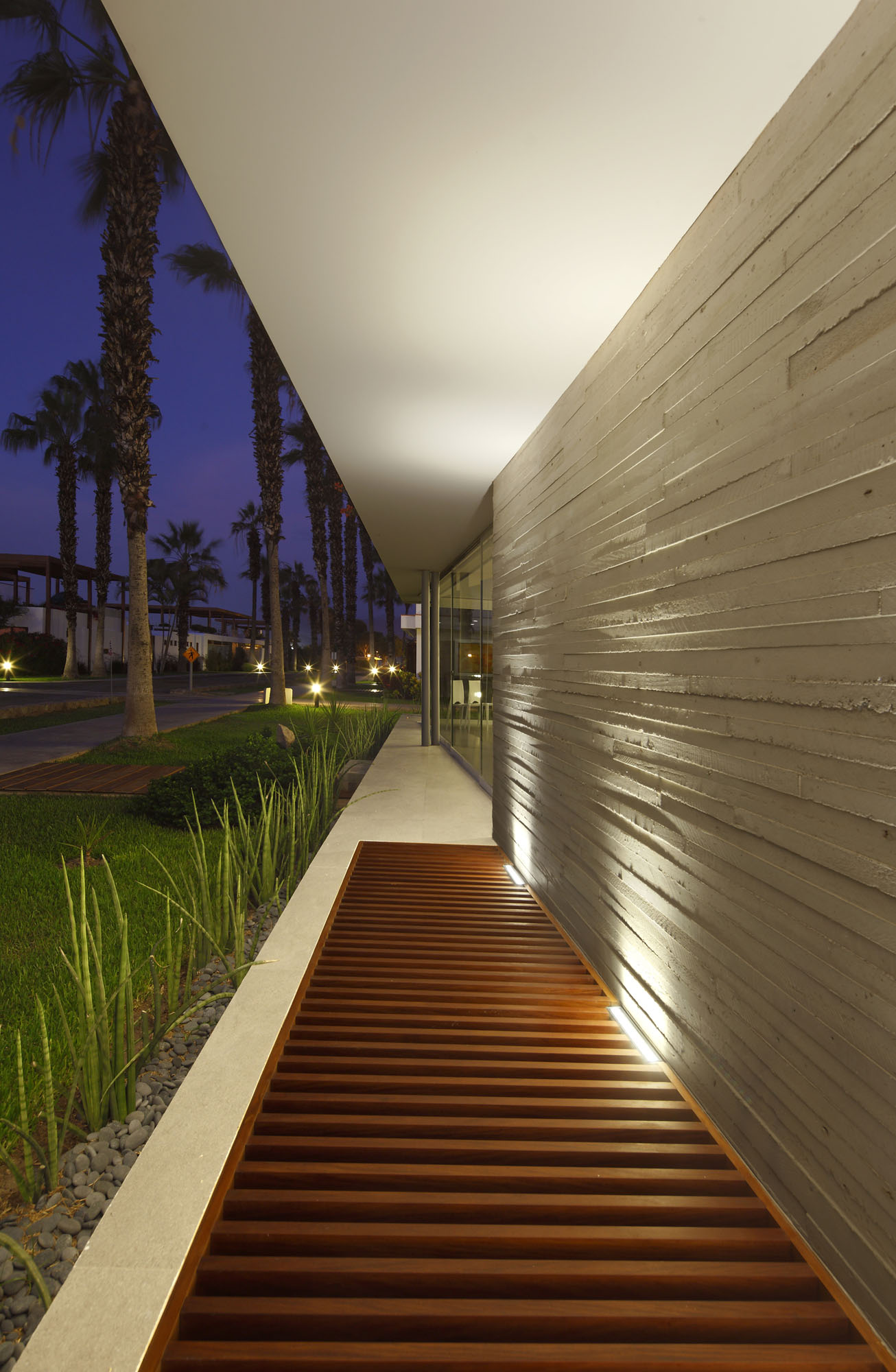 A Warm and Contemporary Cube-Shaped House Over the Surrounding Greenery in Cañete, Peru by Martín Dulanto Architect (36)