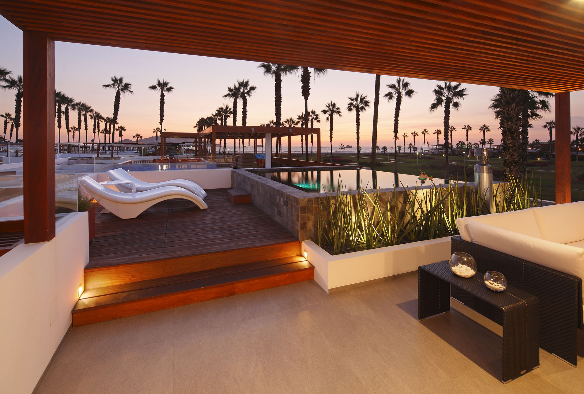 A Warm and Contemporary Cube-Shaped House Over the Surrounding Greenery in Cañete, Peru by Martín Dulanto Architect (37)