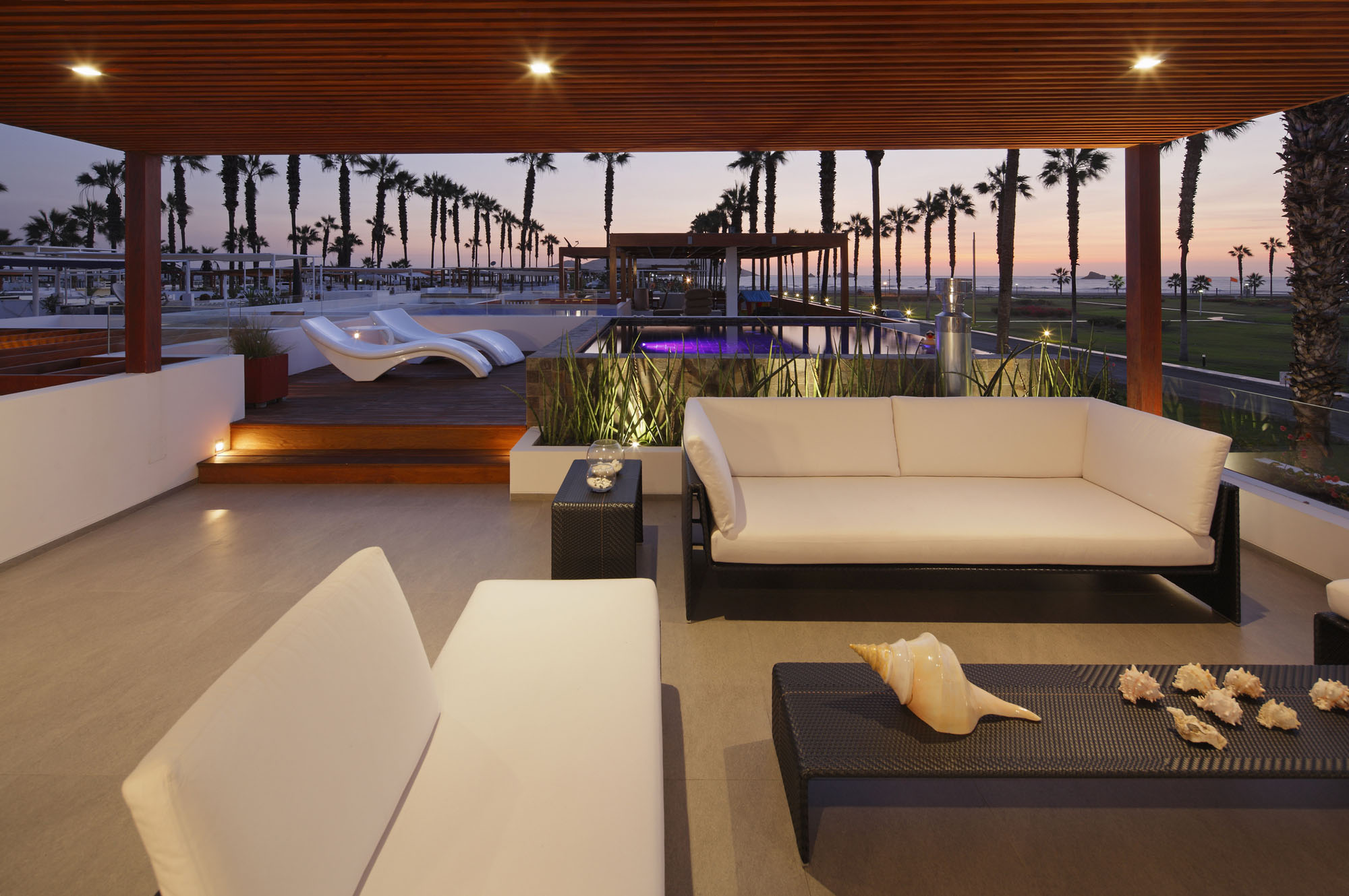 A Warm and Contemporary Cube-Shaped House Over the Surrounding Greenery in Cañete, Peru by Martín Dulanto Architect (38)