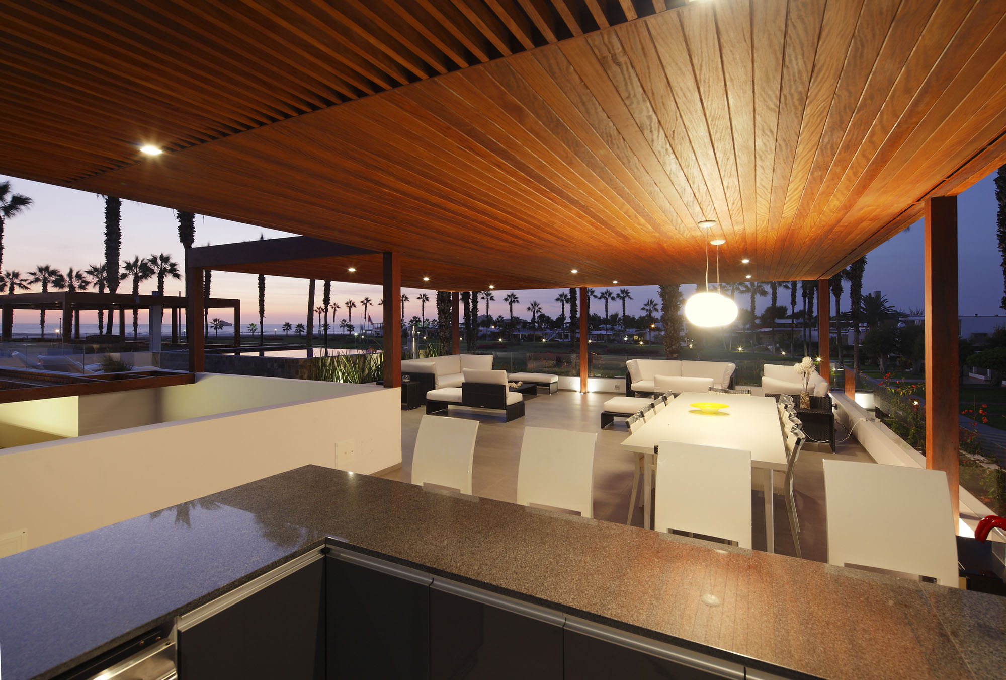 A Warm and Contemporary Cube-Shaped House Over the Surrounding Greenery in Cañete, Peru by Martín Dulanto Architect (39)