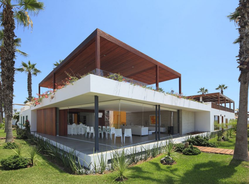 A Warm and Contemporary Cube-Shaped House Over the Surrounding Greenery in Cañete, Peru by Martín Dulanto Architect (4)