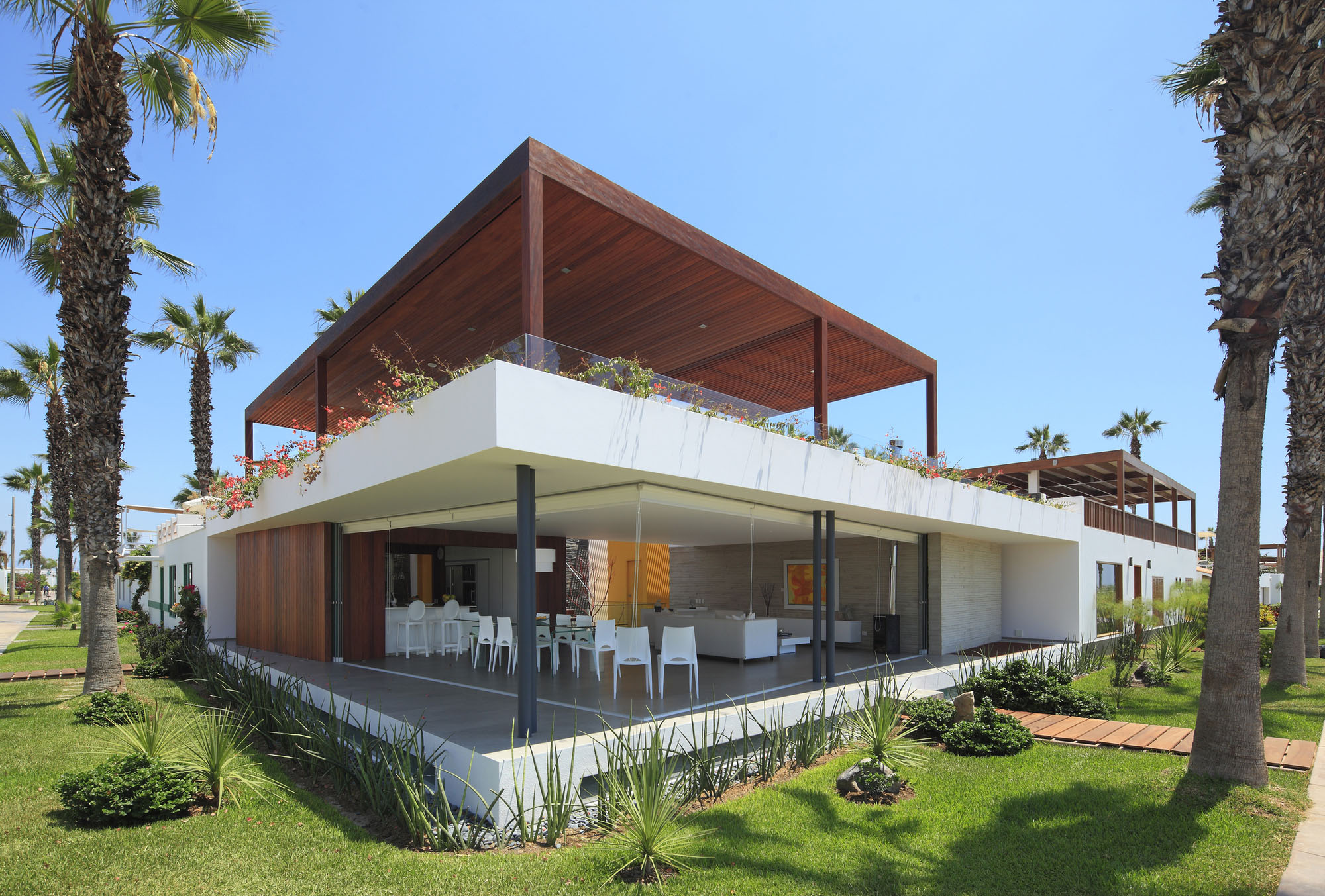 A Warm and Contemporary Cube-Shaped House Over the Surrounding Greenery in Cañete, Peru by Martín Dulanto Architect (4)