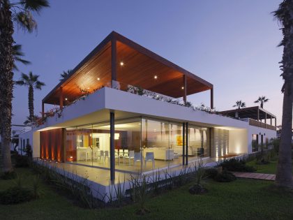 A Warm and Contemporary Cube-Shaped House Over the Surrounding Greenery in Cañete, Peru by Martín Dulanto Architect (40)