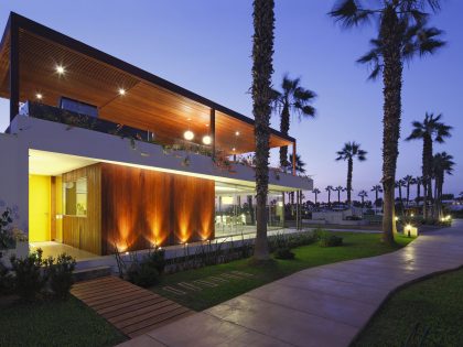 A Warm and Contemporary Cube-Shaped House Over the Surrounding Greenery in Cañete, Peru by Martín Dulanto Architect (41)