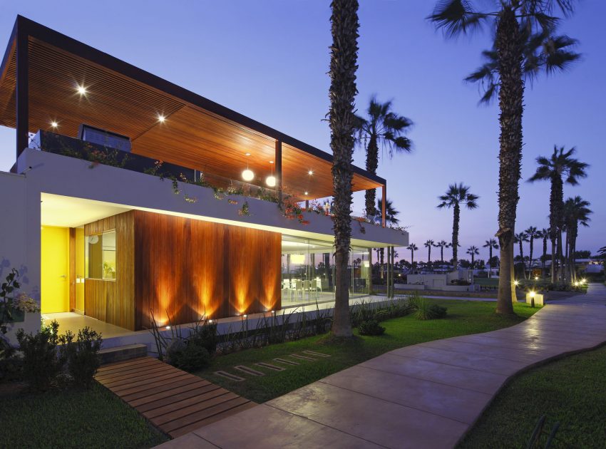 A Warm and Contemporary Cube-Shaped House Over the Surrounding Greenery in Cañete, Peru by Martín Dulanto Architect (41)