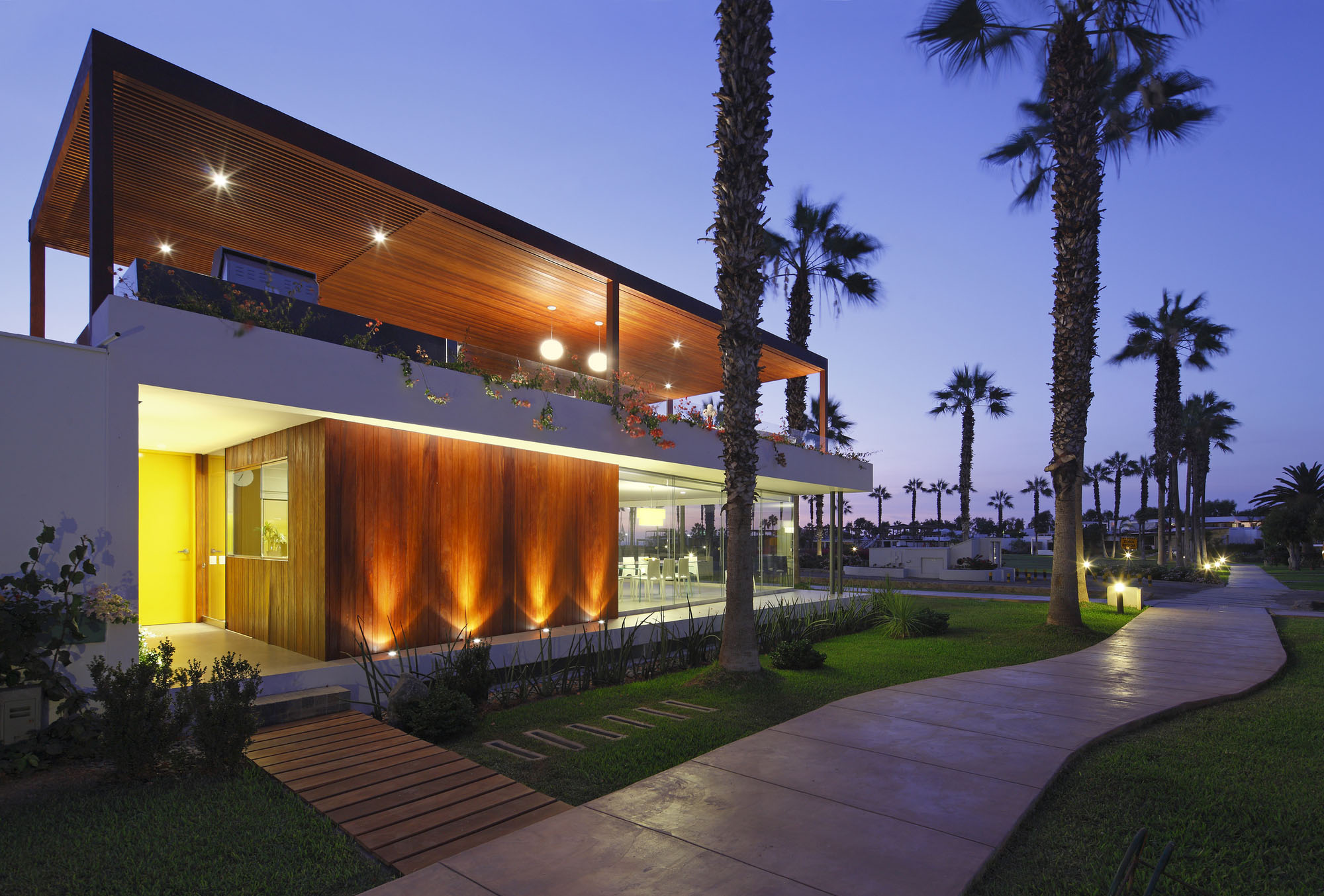 A Warm and Contemporary Cube-Shaped House Over the Surrounding Greenery in Cañete, Peru by Martín Dulanto Architect (41)