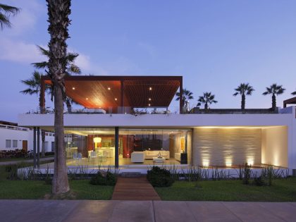 A Warm and Contemporary Cube-Shaped House Over the Surrounding Greenery in Cañete, Peru by Martín Dulanto Architect (42)