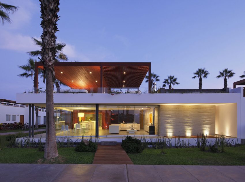 A Warm and Contemporary Cube-Shaped House Over the Surrounding Greenery in Cañete, Peru by Martín Dulanto Architect (42)