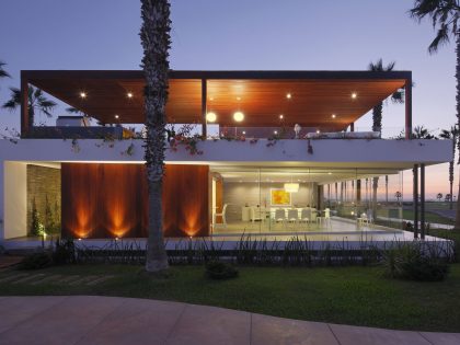 A Warm and Contemporary Cube-Shaped House Over the Surrounding Greenery in Cañete, Peru by Martín Dulanto Architect (43)