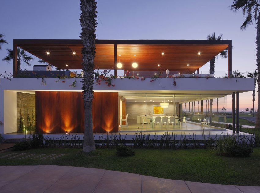 A Warm and Contemporary Cube-Shaped House Over the Surrounding Greenery in Cañete, Peru by Martín Dulanto Architect (43)