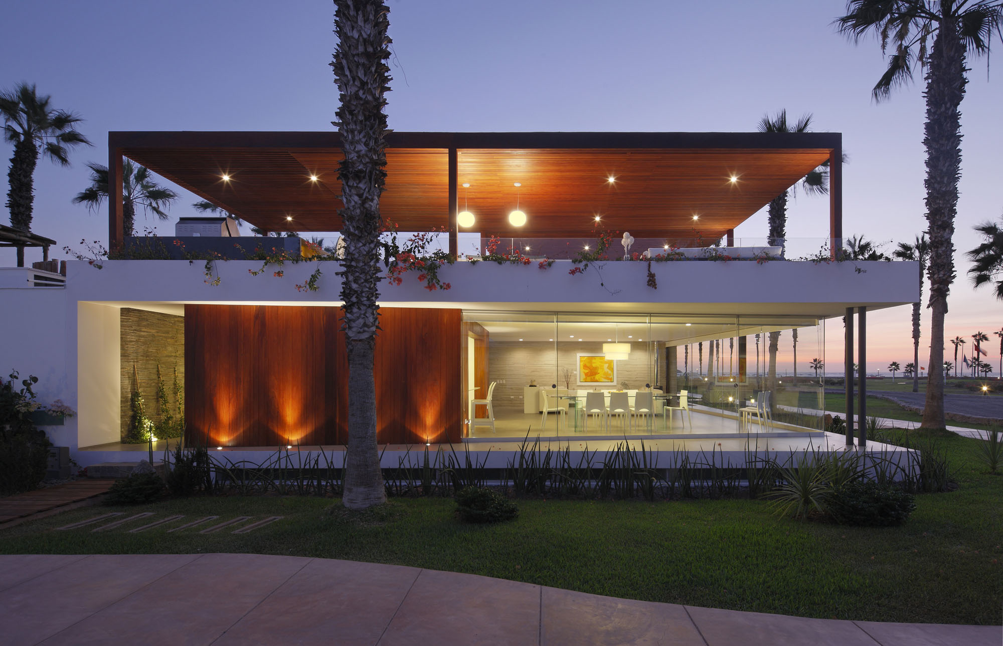 A Warm and Contemporary Cube-Shaped House Over the Surrounding Greenery in Cañete, Peru by Martín Dulanto Architect (43)