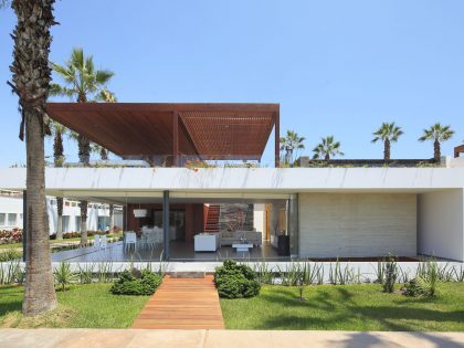 A Warm and Contemporary Cube-Shaped House Over the Surrounding Greenery in Cañete, Peru by Martín Dulanto Architect (5)