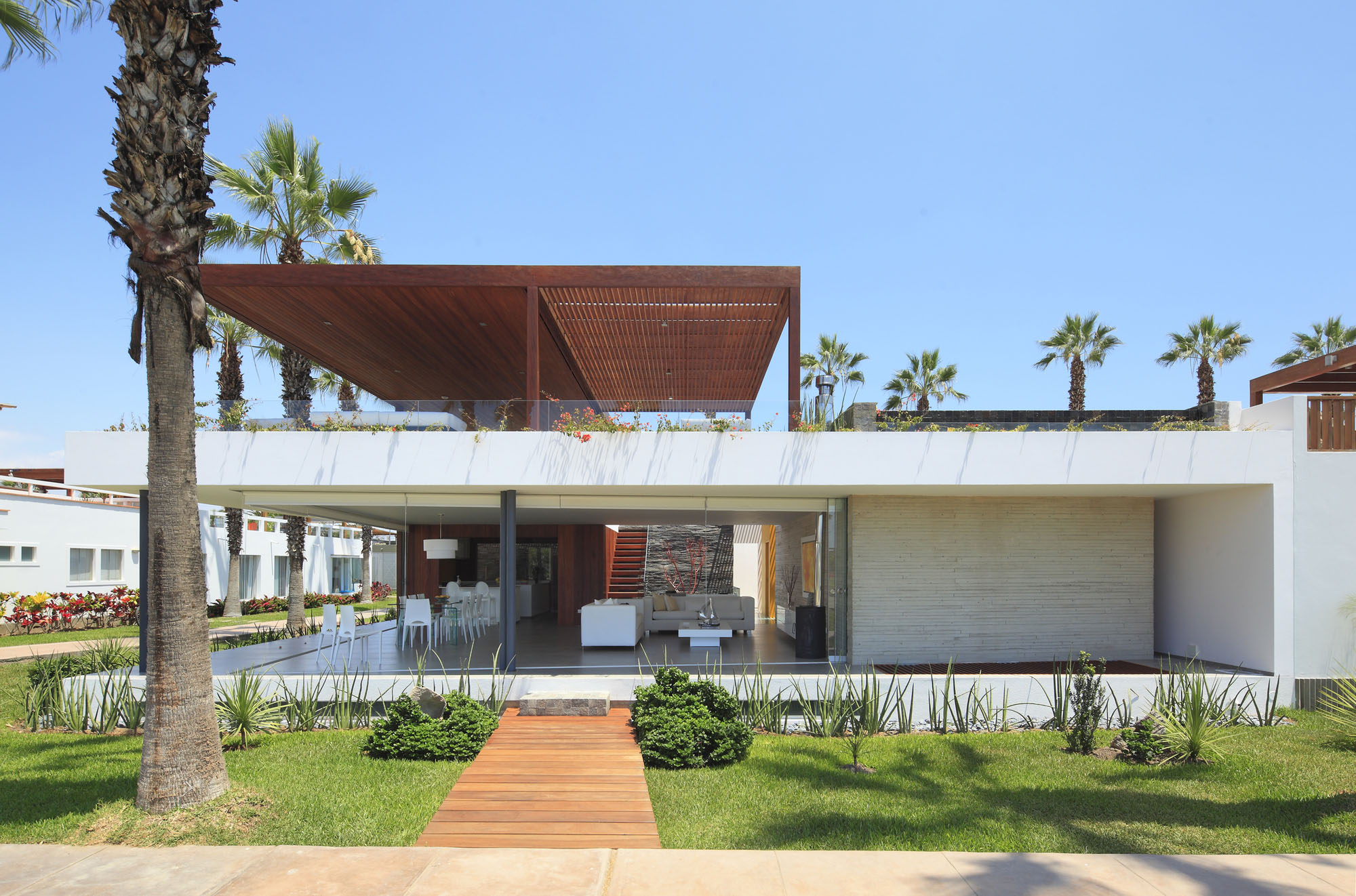 A Warm and Contemporary Cube-Shaped House Over the Surrounding Greenery in Cañete, Peru by Martín Dulanto Architect (5)