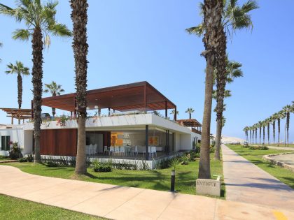 A Warm and Contemporary Cube-Shaped House Over the Surrounding Greenery in Cañete, Peru by Martín Dulanto Architect (6)