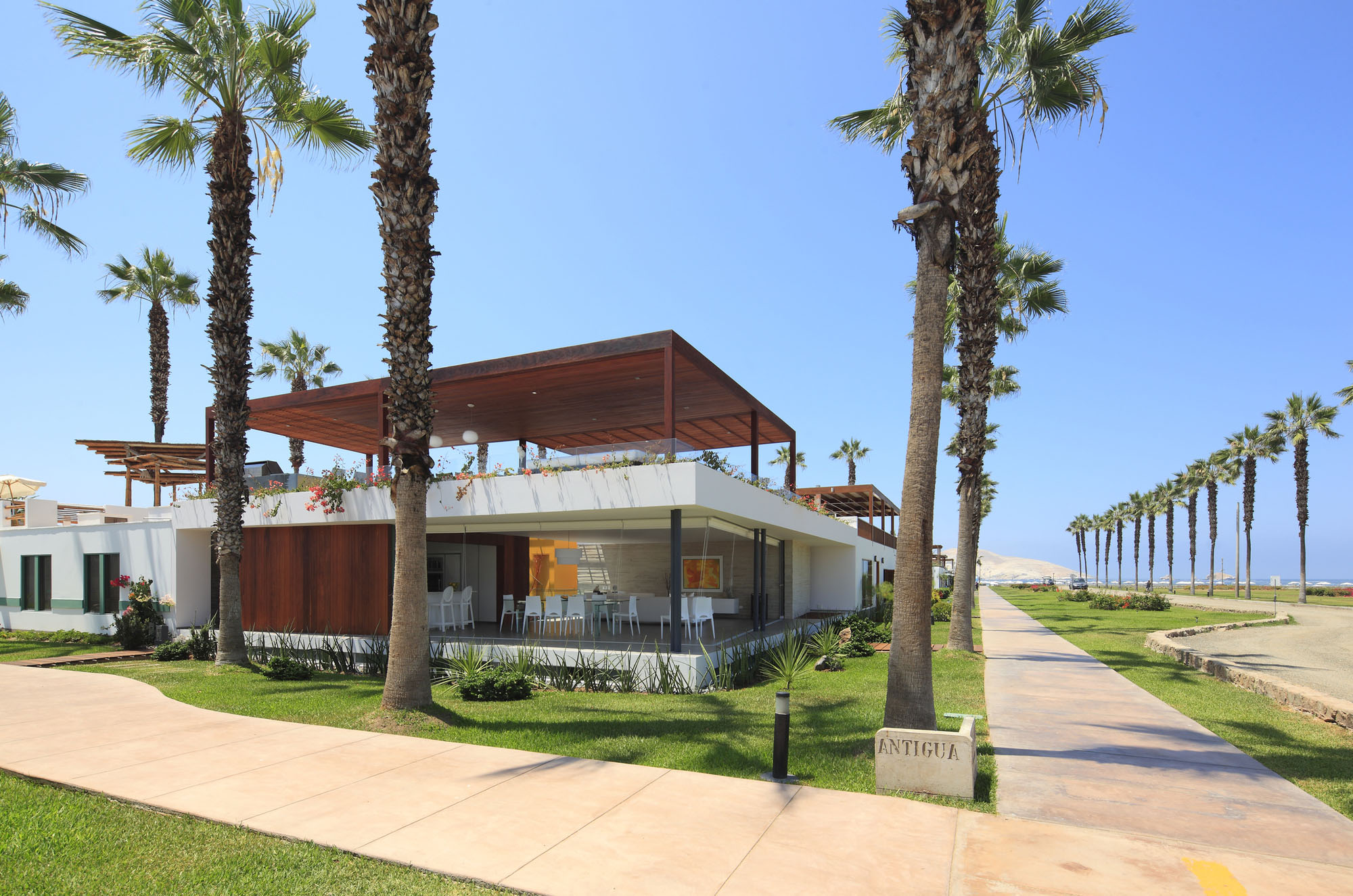 A Warm and Contemporary Cube-Shaped House Over the Surrounding Greenery in Cañete, Peru by Martín Dulanto Architect (6)