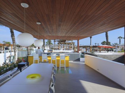 A Warm and Contemporary Cube-Shaped House Over the Surrounding Greenery in Cañete, Peru by Martín Dulanto Architect (7)