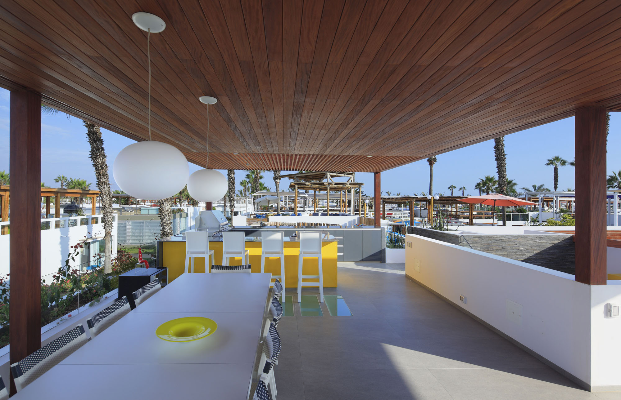 A Warm and Contemporary Cube-Shaped House Over the Surrounding Greenery in Cañete, Peru by Martín Dulanto Architect (7)