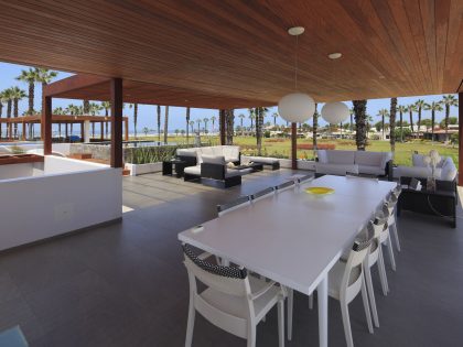 A Warm and Contemporary Cube-Shaped House Over the Surrounding Greenery in Cañete, Peru by Martín Dulanto Architect (8)