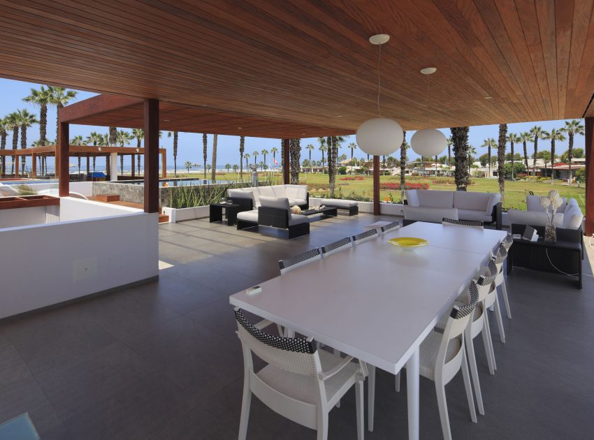 A Warm and Contemporary Cube-Shaped House Over the Surrounding Greenery in Cañete, Peru by Martín Dulanto Architect (8)